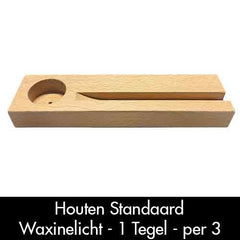 Naturel houten tegelstandaard met een gleuf voor één tegel en een uitsparing voor een waxinelichtje