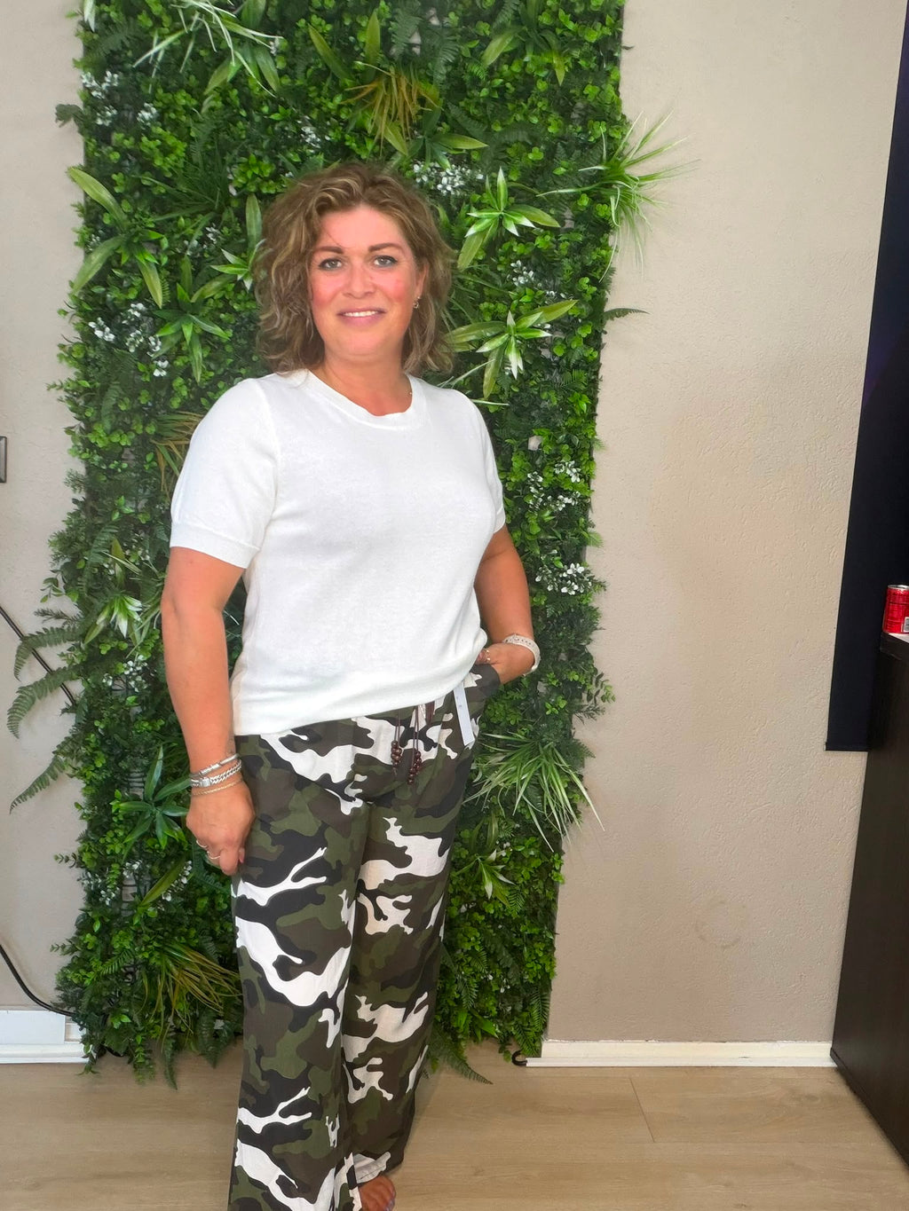 Army broek groen met wijde pijpen en camouflageprint, gecombineerd met een wit T-shirt