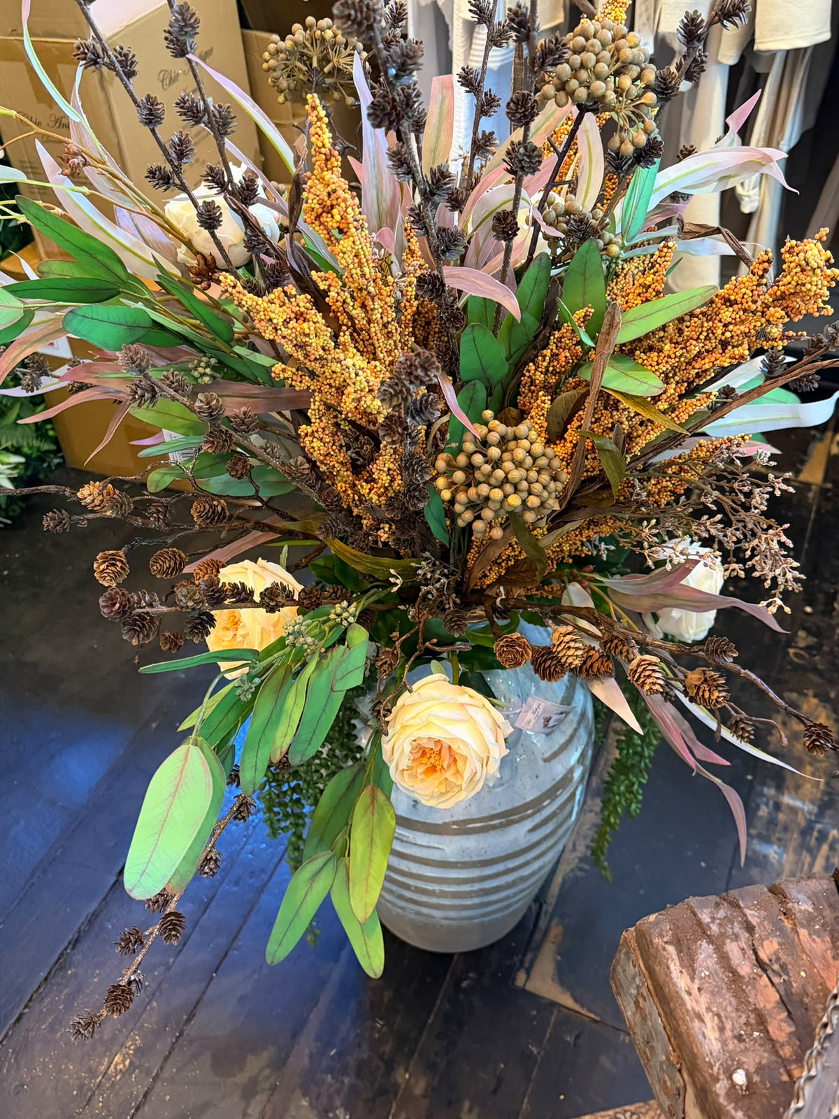 Opgemaakte vaas met kunstbloemen – Naturel, Groen & Roze – Groot – foto 2
