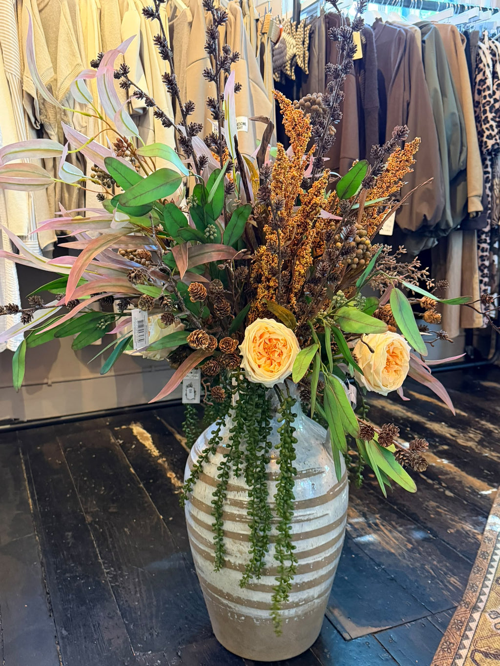 Opgemaakte vaas met kunstbloemen – Naturel, Groen & Roze – Groot