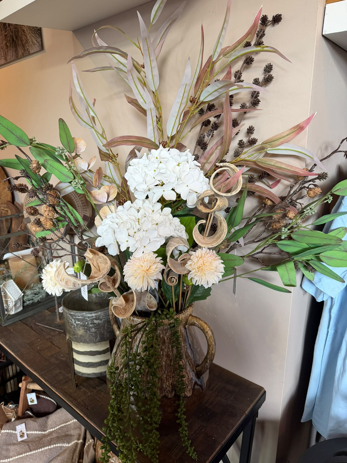 Opgemaakte vaas met kunstbloemen – naturel & groen – foto 2