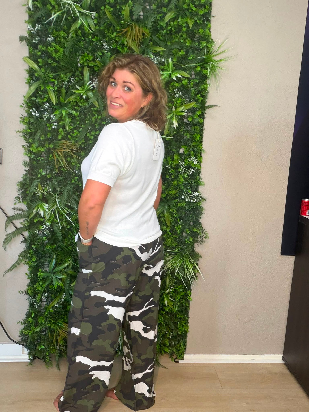 Army broek groen wide leg, zij- en achteraanzicht