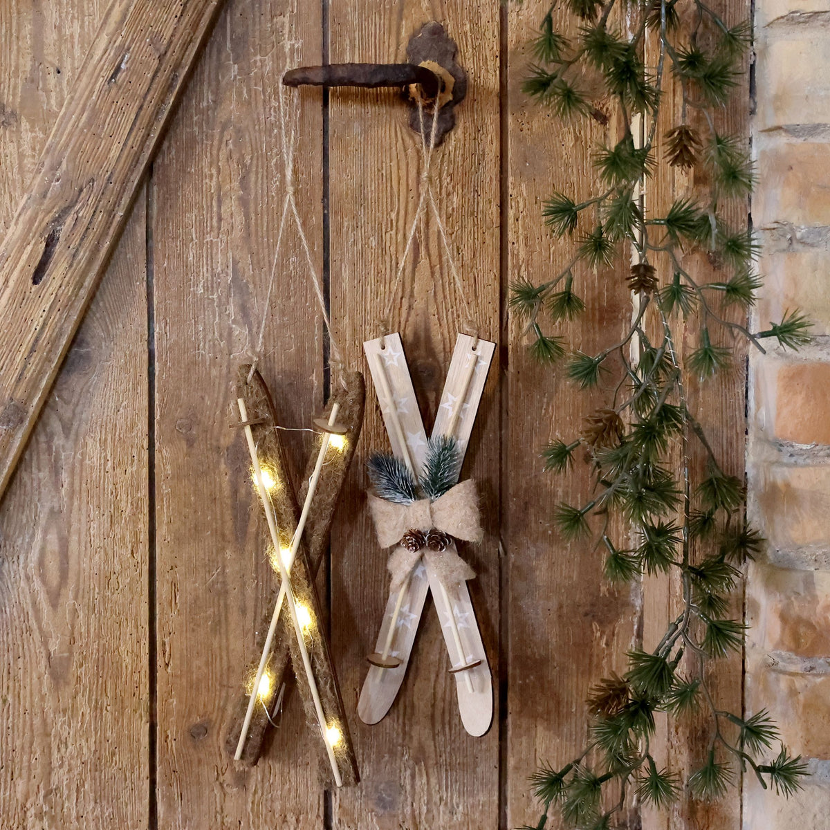 Decoratieve ski’s met LED-verlichting en strik van Chic Antique, set van twee