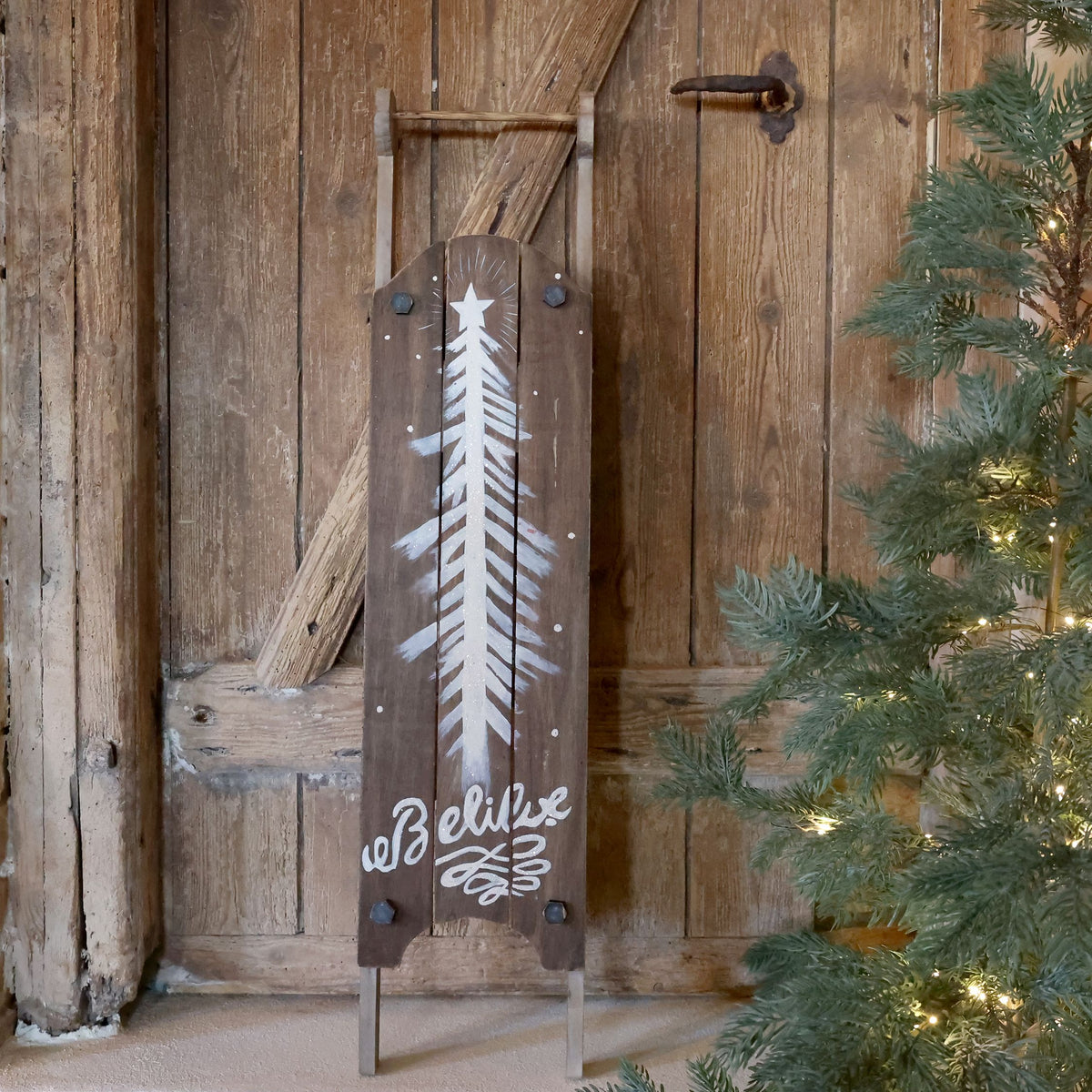 Vintage houten kerstslee van Chic Antique in naturel grenenhout, 91 cm hoog
