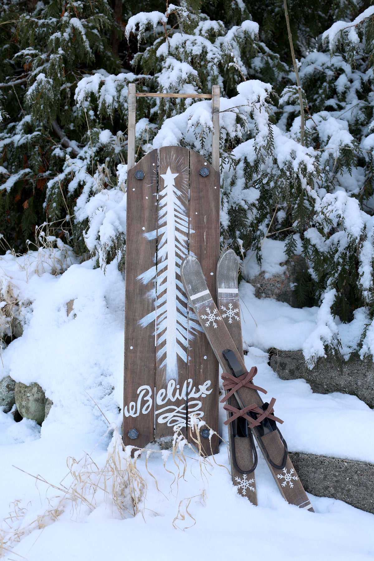 Vintage houten kerstslee van Chic Antique in naturel grenenhout, 91 cm hoog — afbeelding 2