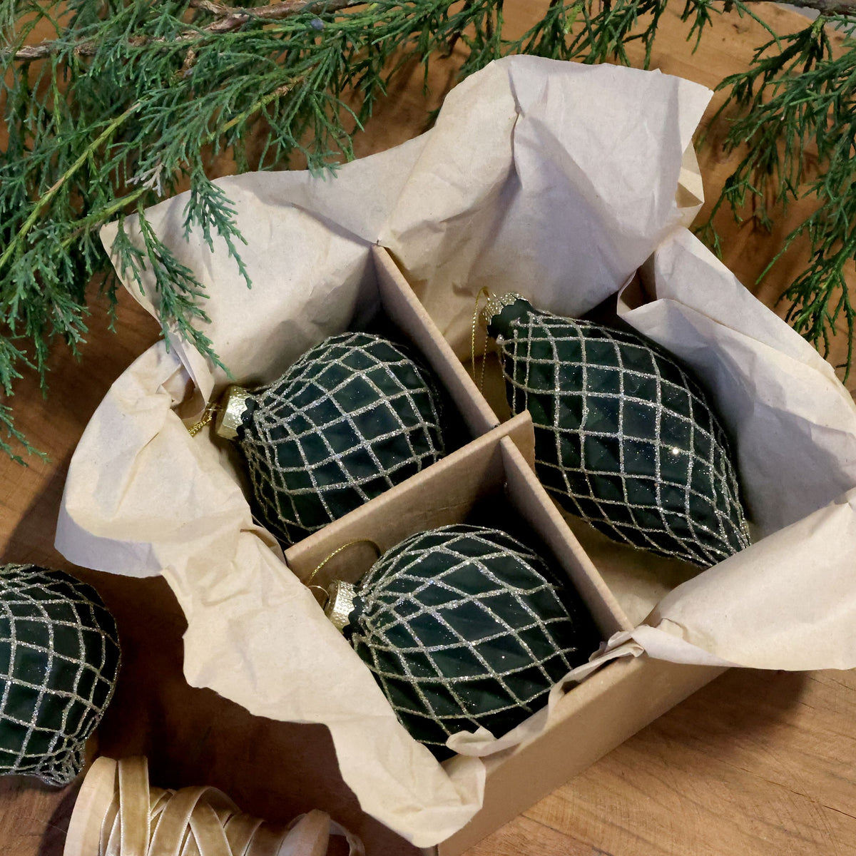 Glazen kerstballen in olijfgroen van Chic Antique, set van drie