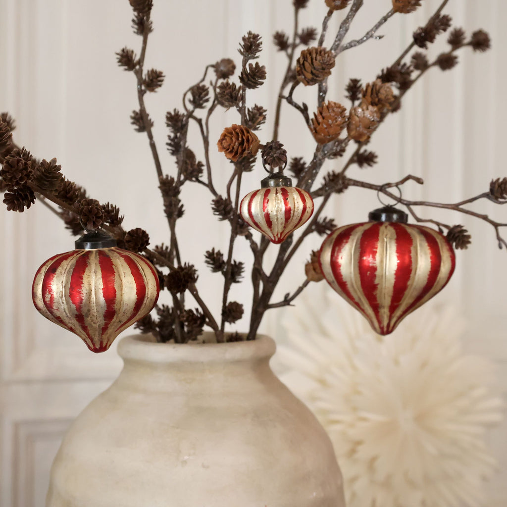 Kerstballen in cherry en champagne van Chic Antique, set van drie in Ø6 en Ø8 cm