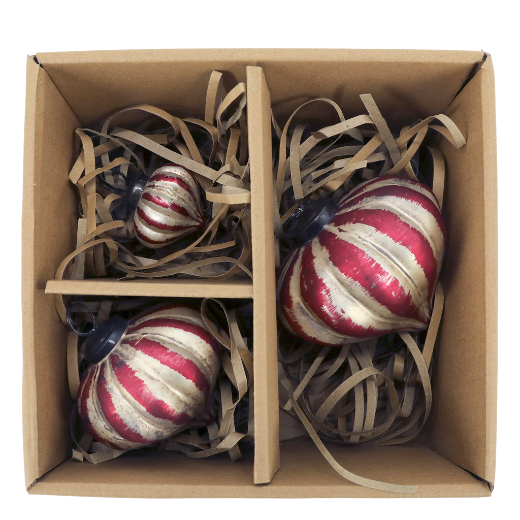 Kerstballen in cherry en champagne van Chic Antique, set van drie in Ø6 en Ø8 cm — afbeelding 3