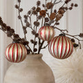 Kerstballen in cherry en champagne van Chic Antique, set van drie in Ø6,5 en Ø8,5 cm