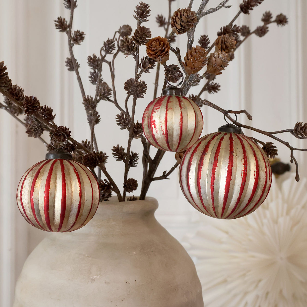 Kerstballen in cherry en champagne van Chic Antique, set van drie in Ø6,5 en Ø8,5 cm
