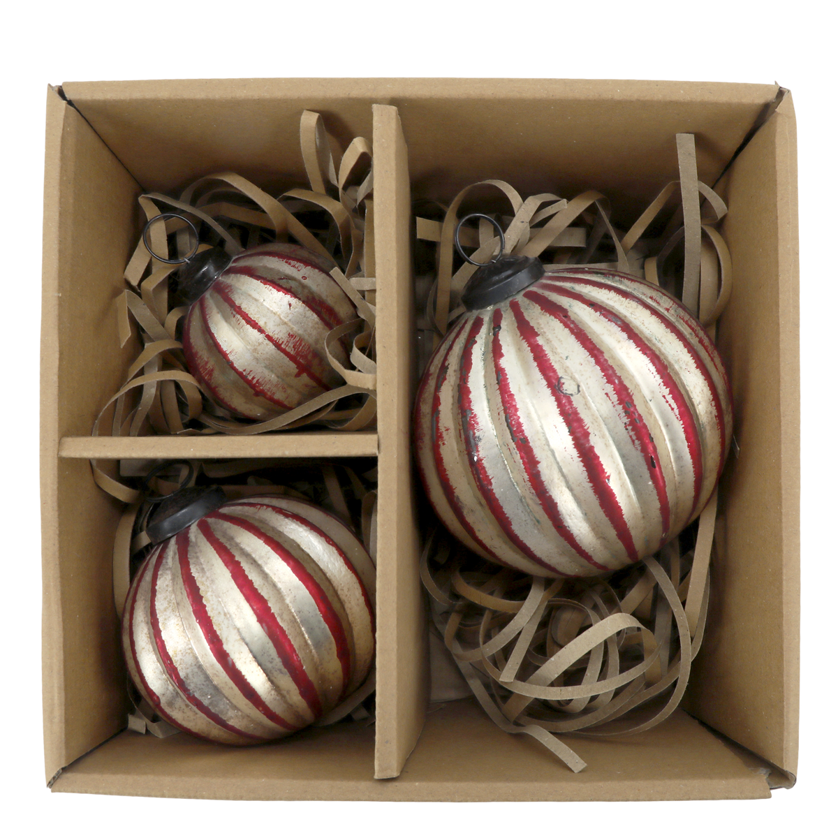 Kerstballen in cherry en champagne van Chic Antique, set van drie in Ø6,5 en Ø8,5 cm — afbeelding 3