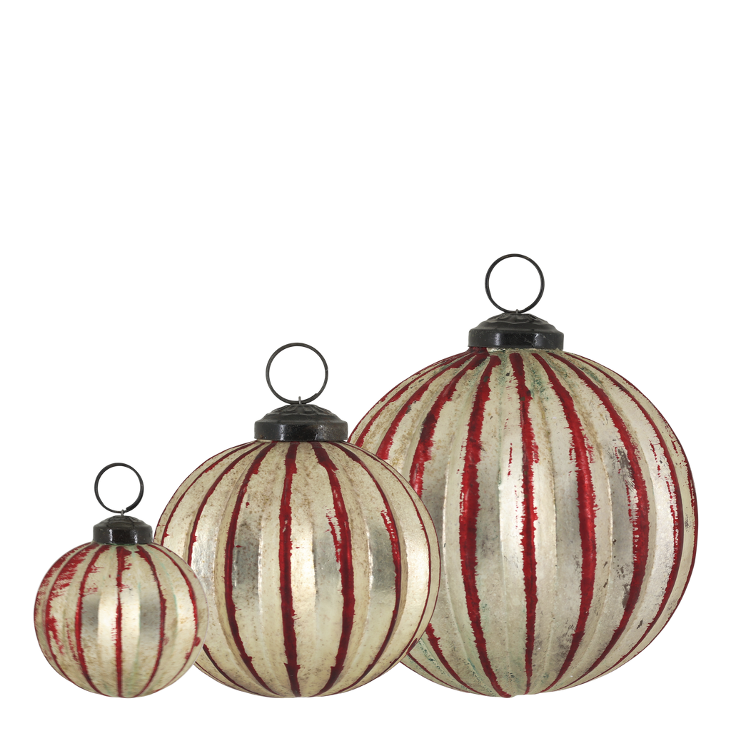 Kerstballen in cherry en champagne van Chic Antique, set van drie in Ø6,5 en Ø8,5 cm — afbeelding 2