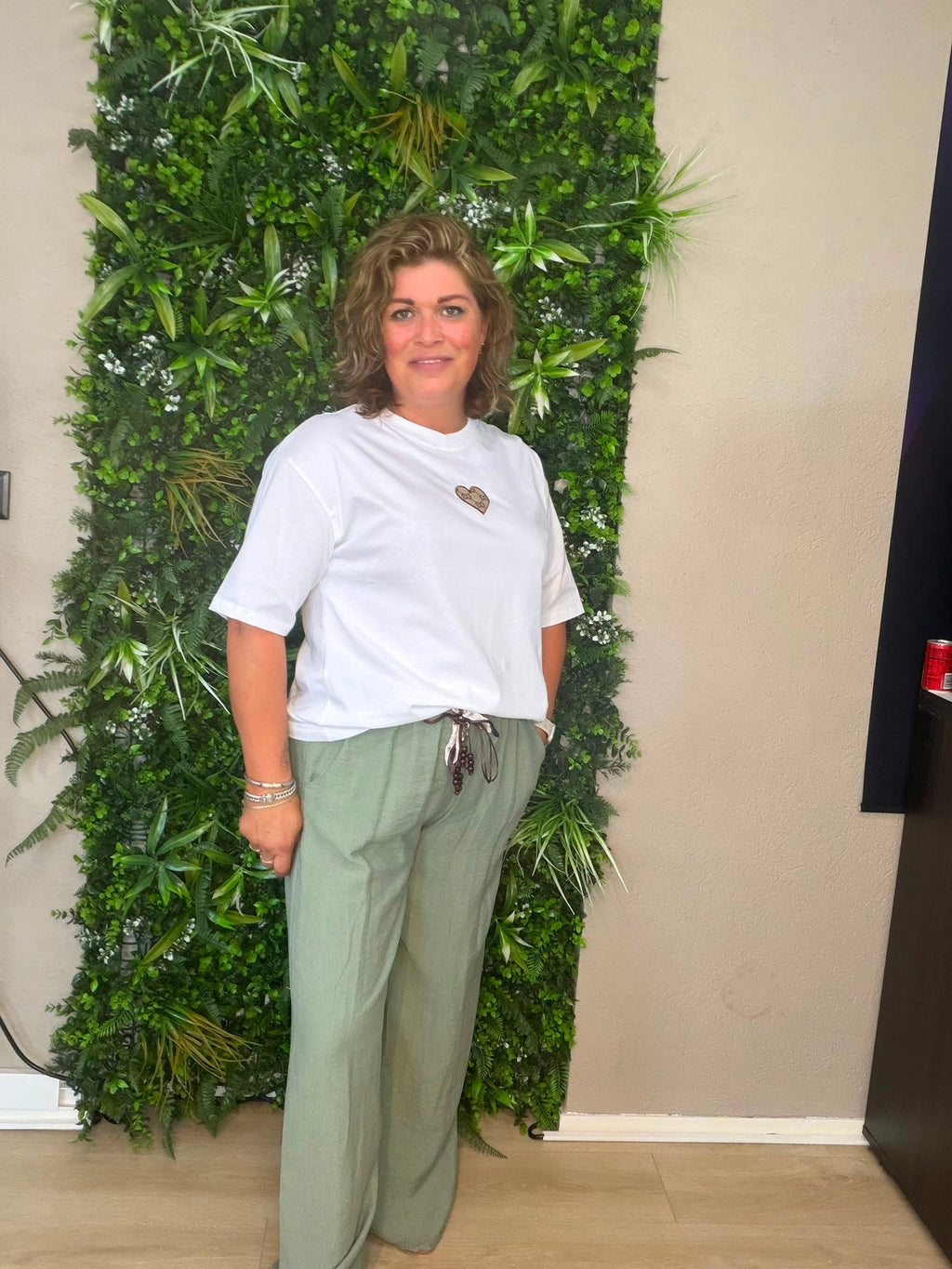 Wijde broek olijfgroen met veterceintuur, gedragen met een wit T-shirt