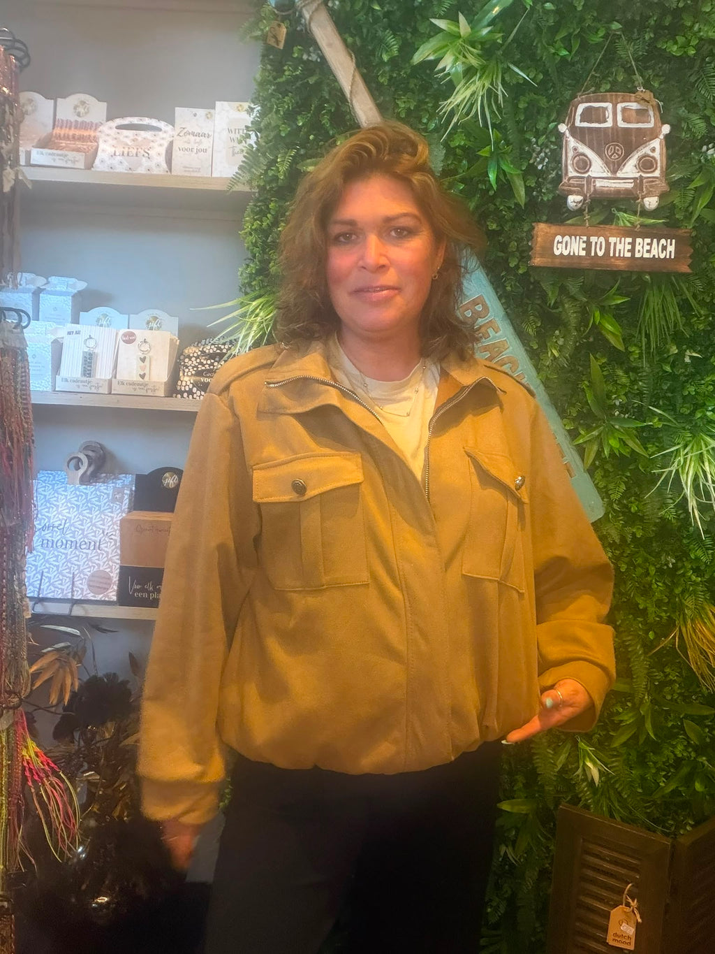 Velours jasje camel, gedragen door een model
