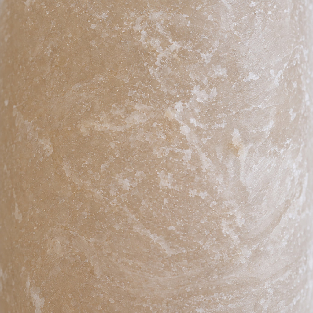 PTMD rustieke LED-kaars beige Ø 7,5 × 15 cm met bewegende vlam – detail van het oppervlak