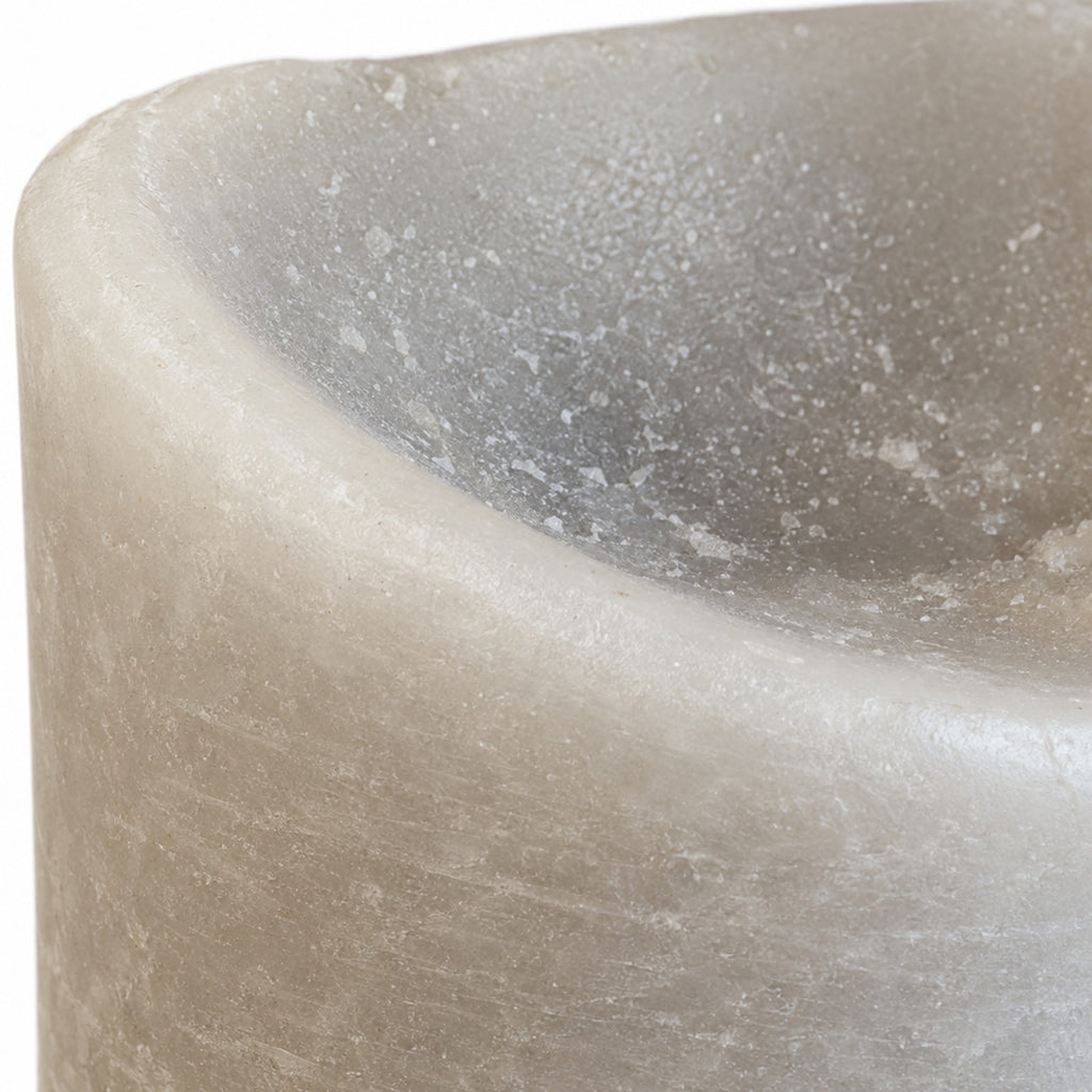 PTMD rustieke LED-kaars beige Ø 7,5 × 10 cm met bewegende vlam – detail van het oppervlak