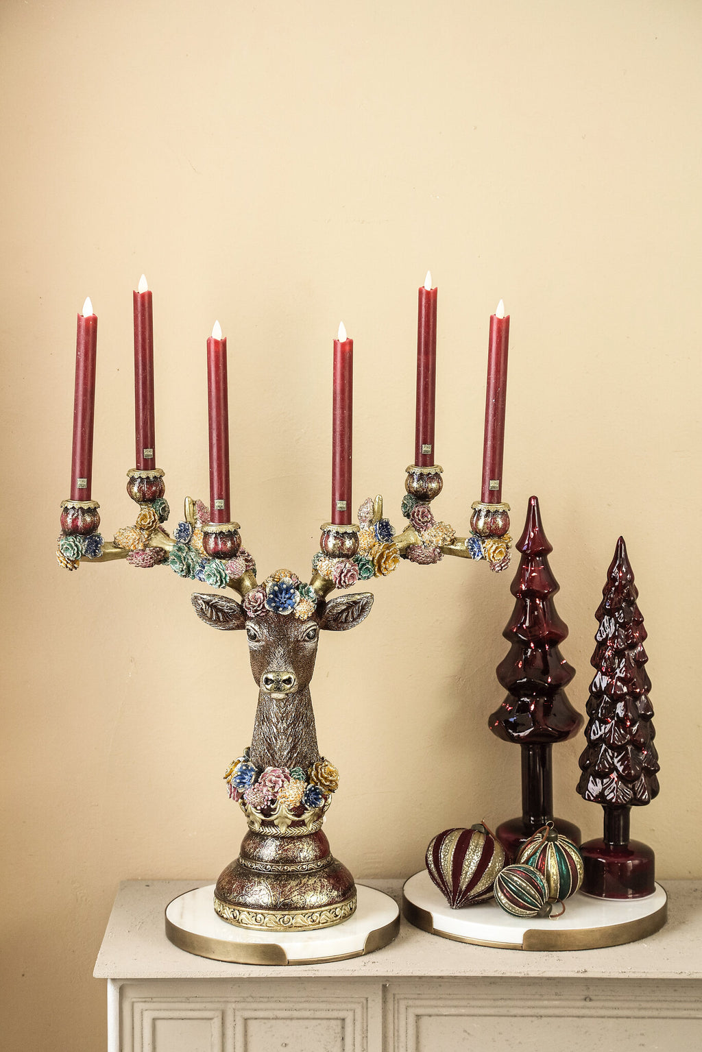 PTMD Deane Rendier Kandelaar met Bloemendecoratie – Burgundy