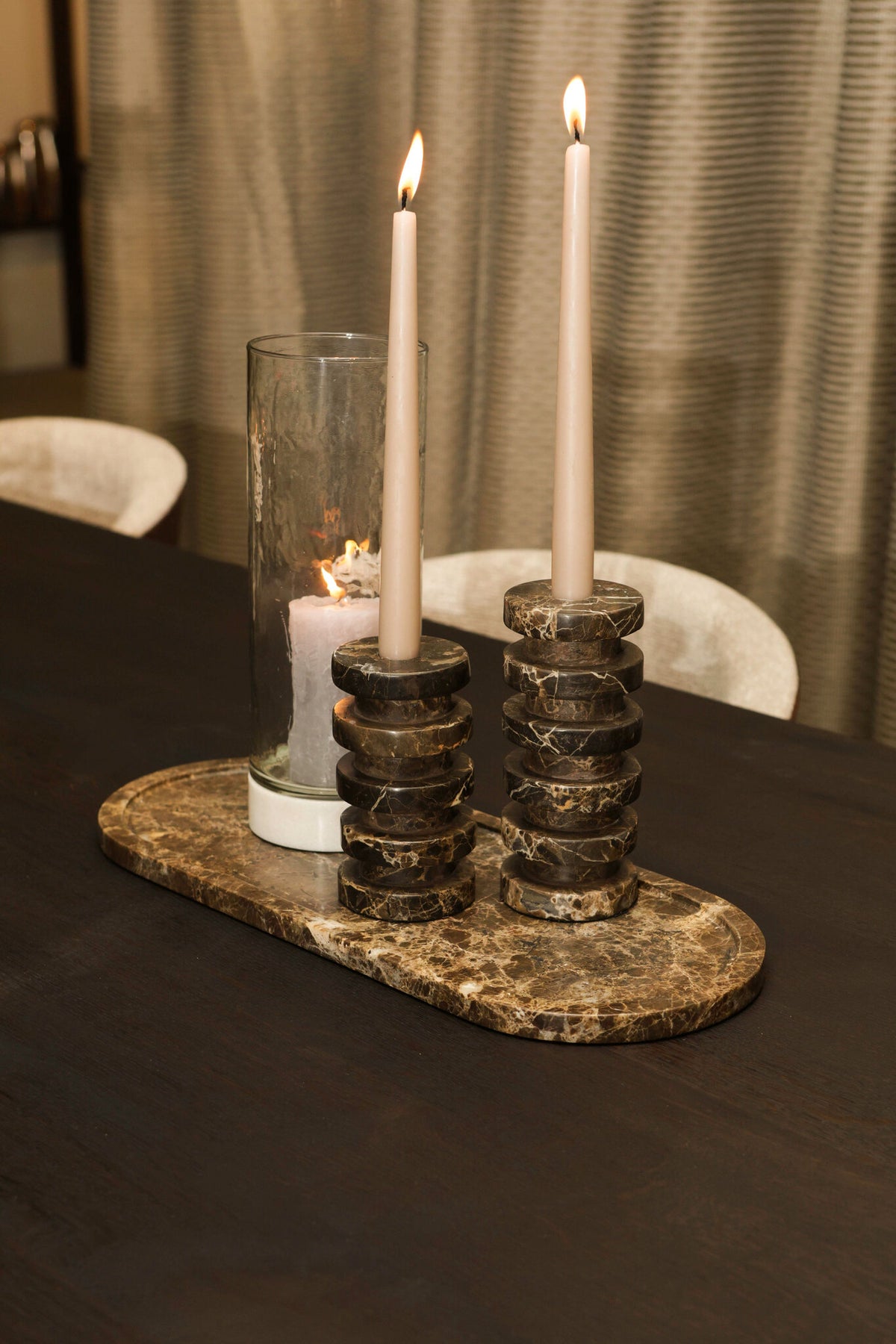 PTMD Eris marmeren kandelaars Dark Brown L en S met dinerkaarsen op tafel – sfeerbeeld