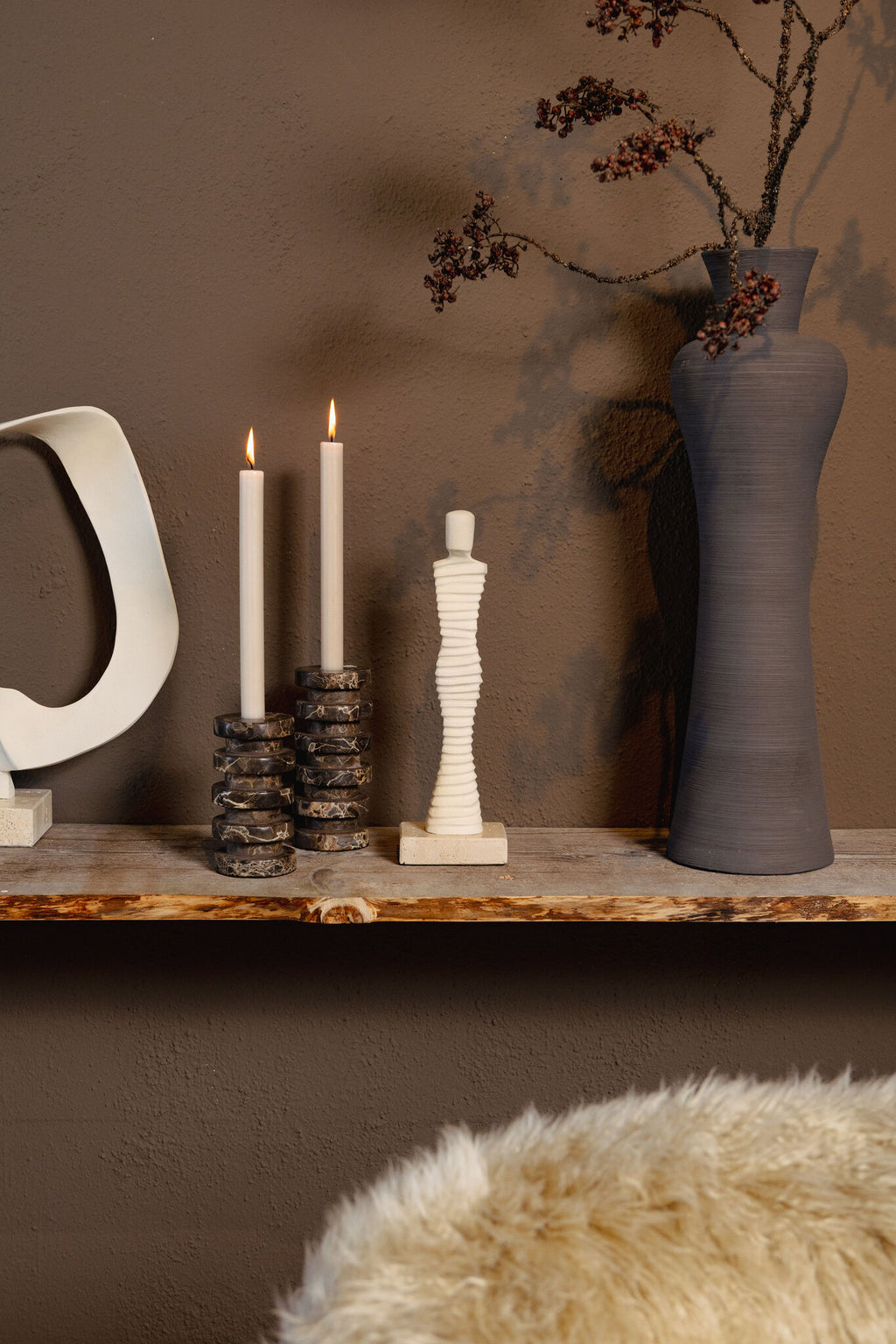 PTMD Eris marmeren kandelaars Dark Brown L en S op een wandplank – sfeerbeeld