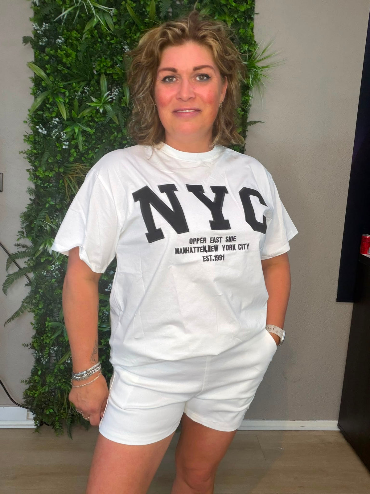 NYC T-shirt wit met zwarte print, gedragen met een witte short