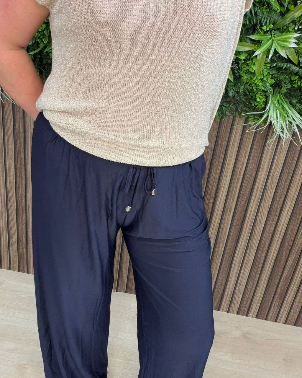 Soepelvallende Travel Broek Marine Blauw - Velvory Fashion & Living
