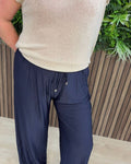 Soepelvallende Travel Broek Marine Blauw - Velvory Fashion & Living