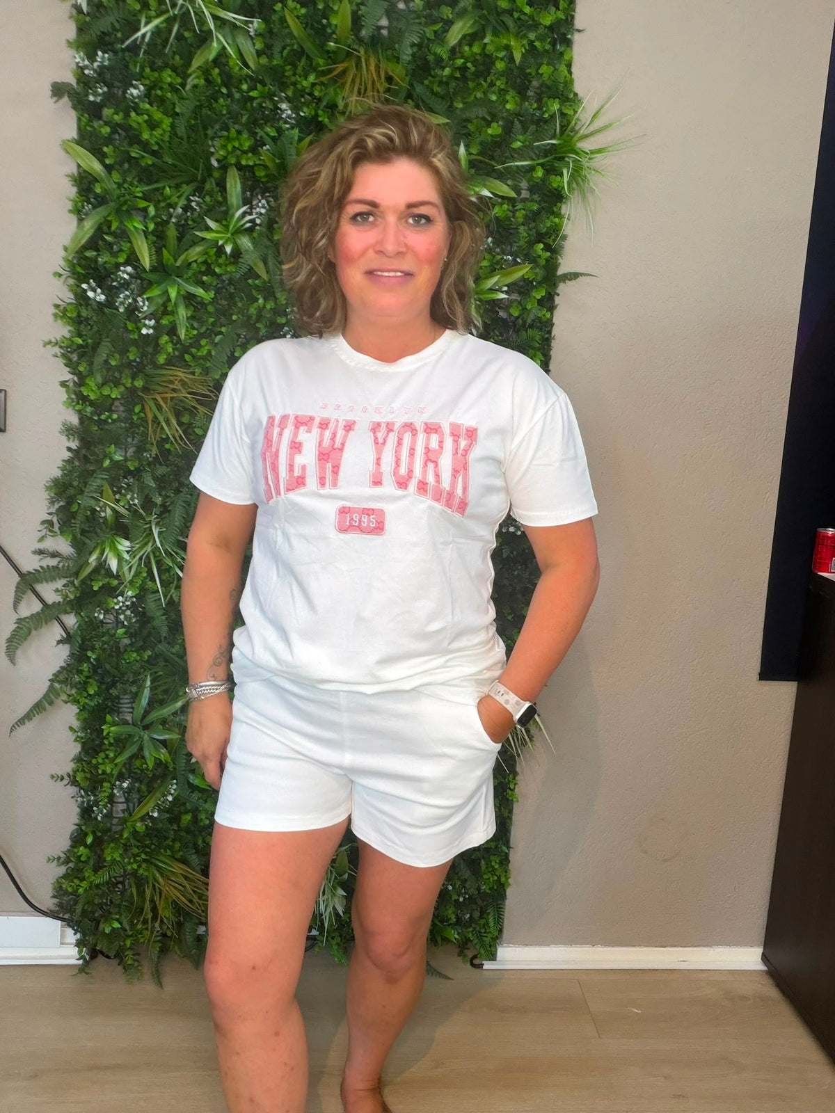 Brooklyn New York T-shirt wit met roze print, gedragen met een witte short