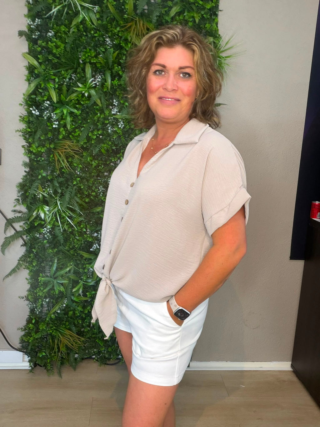 Knoop top Taupe Plus, vooraanzicht