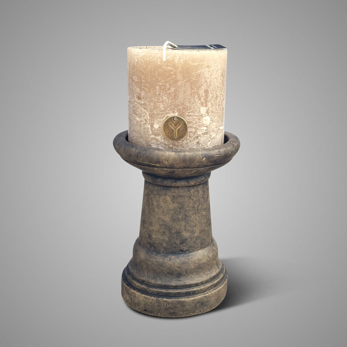 BRYNXZ kandelaar Candleholder Basic op voet in Majestic Brown, maat L (Ø13 x H17 cm), gestyled met stompkaars