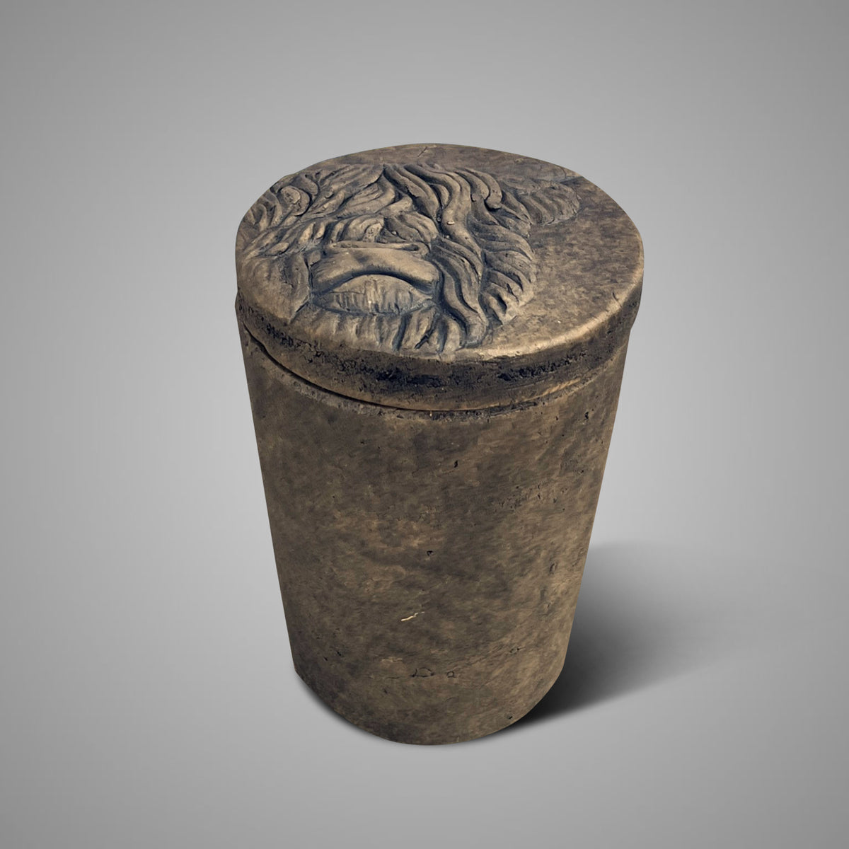 BRYNXZ decoratieve pot met deksel Pot and Top Scotty 2026 in Majestic Brown, maat L (Ø13 x H18 cm), met Schotse hooglander op het deksel