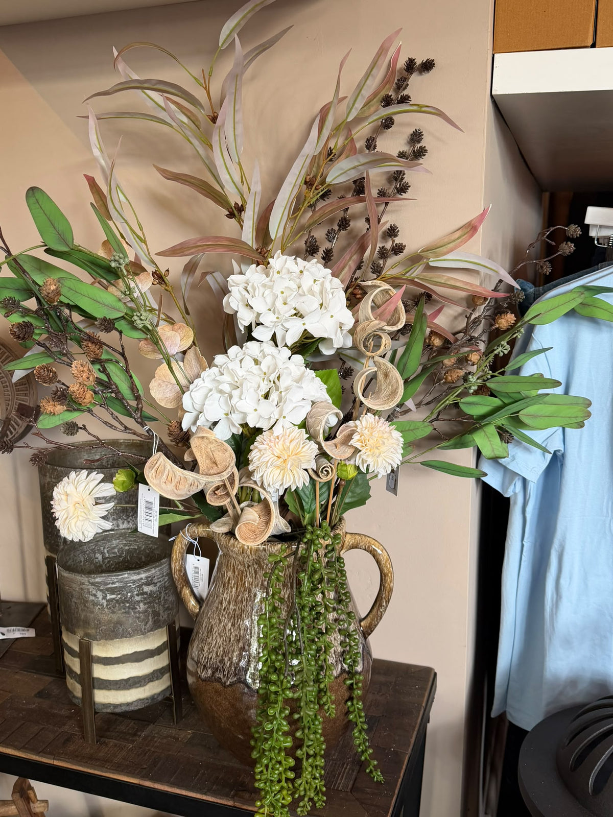 Opgemaakte vaas met kunstbloemen – naturel & groen