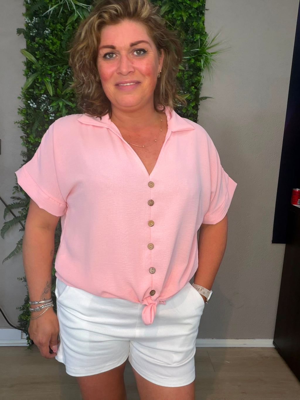 Knoop top Pinky in roze met knoopjes, gedragen met een witte short
