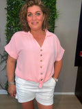 Knoop top Pinky in roze met knoopjes, gedragen met een witte short