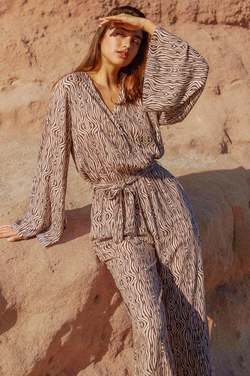 Flared Jumpsuit Wild Zebra met strikceintuur en wijde mouwen, gedragen door een model