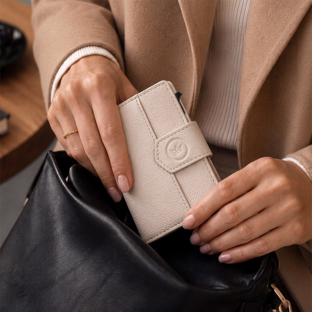 Prowallet dames portemonnee Plus Pebble in ecru – sfeerfoto