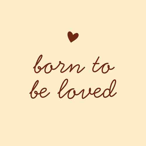 Crème tegeltje met bruine sierletters born to be loved en een hartje