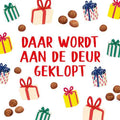 Wit tegeltje met rode tekst Daar wordt aan de deur geklopt tussen cadeautjes en pepernoten