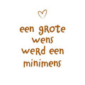 Wit tegeltje met een getekend hartje en de bruine tekst 'een grote wens werd een minimens'
