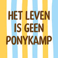 Tegeltje met gele, blauwe en witte strepen en de bruine tekst 'Het leven is geen ponykamp'