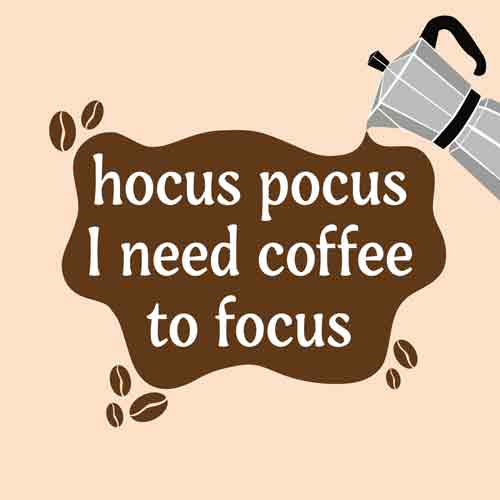 Crèmekleurig tegeltje met een percolator, koffiebonen en de tekst 'hocus pocus I need coffee to focus'