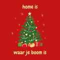 Rood tegeltje met een versierde kerstboom vol cadeautjes en de tekst 'home is waar je boom is'