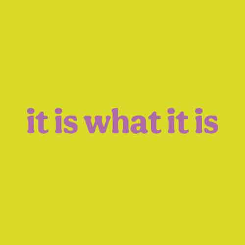 Limoengeel tegeltje met roze tekst it is what it is
