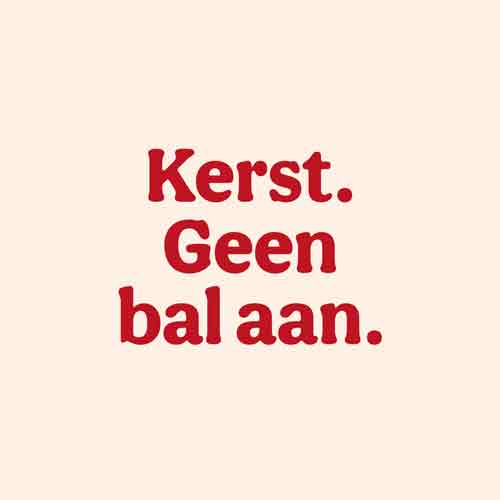 Crème tegeltje met rode tekst Kerst. Geen bal aan.