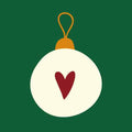 Donkergroen tegeltje met een crèmekleurige kerstbal met rood hartje