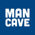 Blauw tegeltje met de witte tekst 'Man Cave' in stoere blokletters