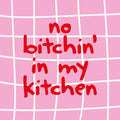 Roze tegeltje met een wit golvend tegelpatroon en de rode tekst 'no bitchin' in my kitchen'
