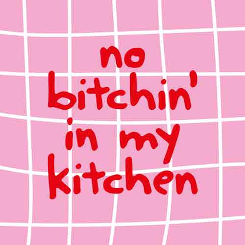 Roze tegeltje met een wit golvend tegelpatroon en de rode tekst 'no bitchin' in my kitchen'
