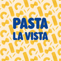 Geel tegeltje met pastapatroon en blauwe tekst pasta la vista
