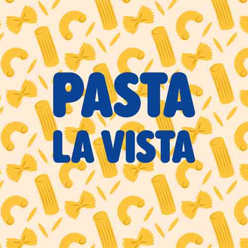 Geel tegeltje met pastapatroon en blauwe tekst pasta la vista