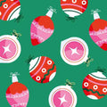 Groen tegeltje met een patroon van roze, rode en witte kerstballen